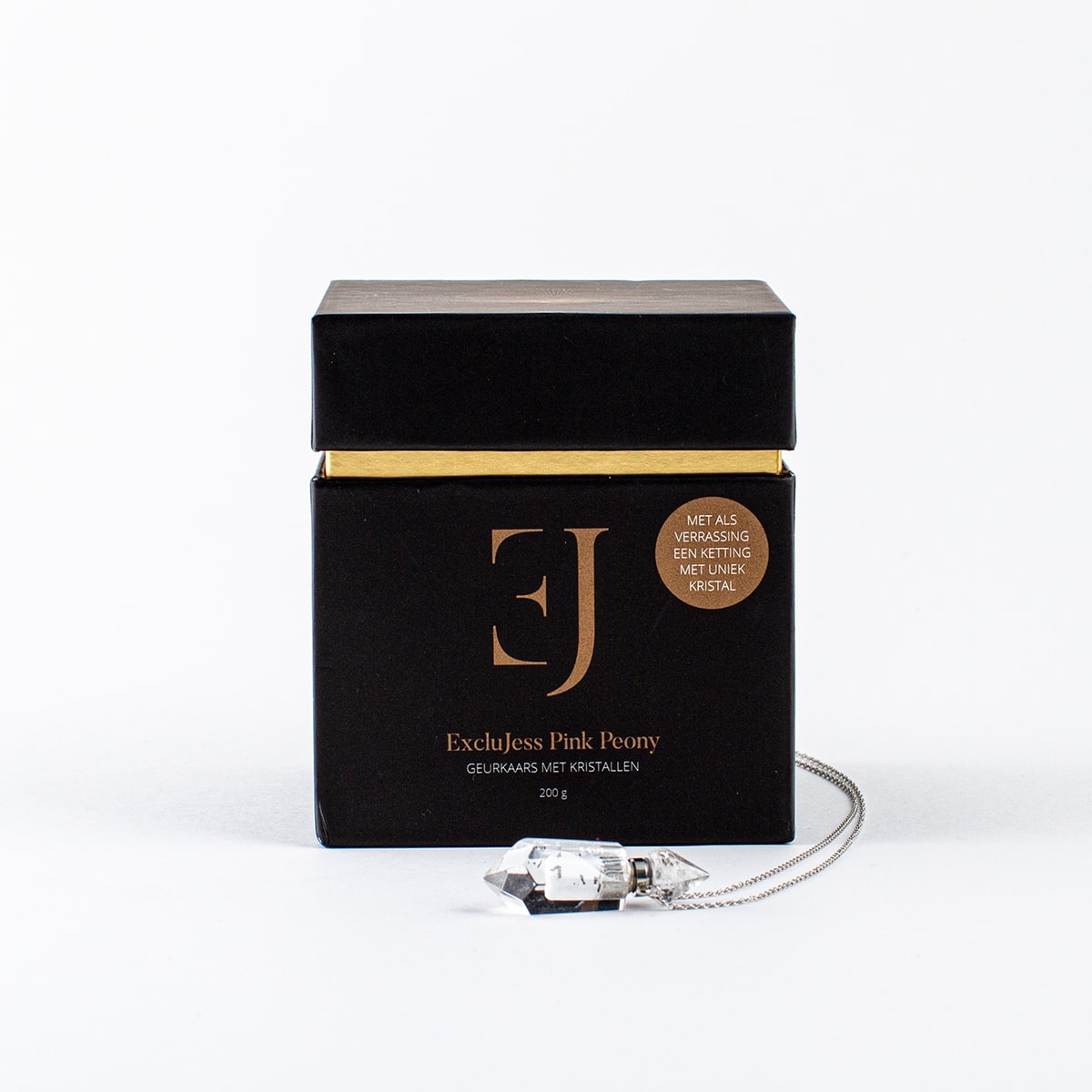 <tc>Black luxury scented candle with crystals</tc>