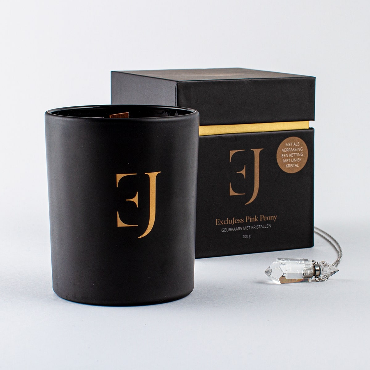 <tc>Black luxury scented candle with crystals</tc>